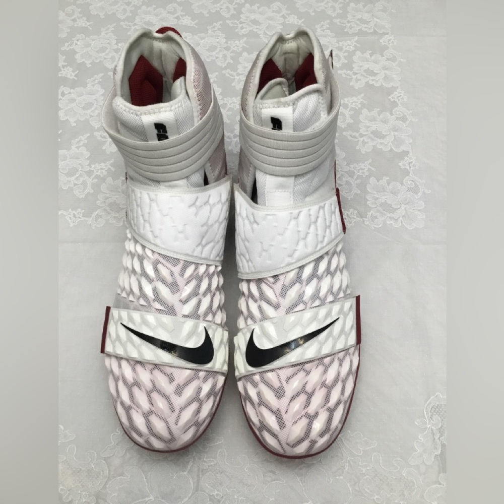 Nike White and Red Athletic Shoes with Modern Design